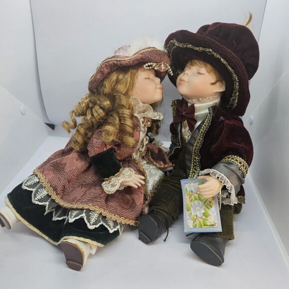 Cathay Collection Porcelain Dolls Kissing Boy And Girl - Picture 1 of 16